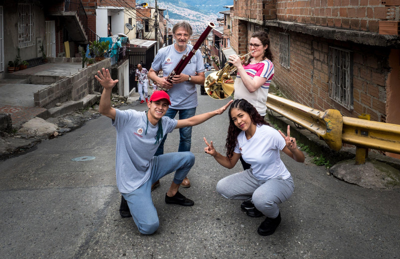 Zwei Musiker und zwei Teilnehmer des Projekts Beethoven Moves auf einer Straße in Medellín