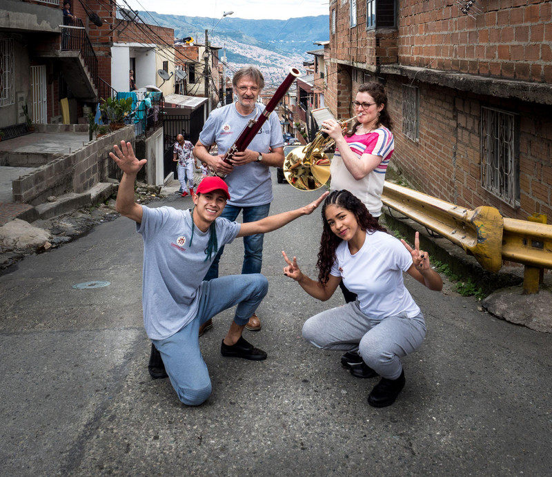 Zwei Musiker und zwei Teilnehmer des Projekts Beethoven Moves auf einer Straße in Medellín