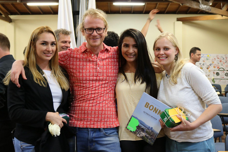 Tanzlehrerin Laura und Regisseur Anselm mit den Don Bosco Koordinatorinnen Edna und Friederike