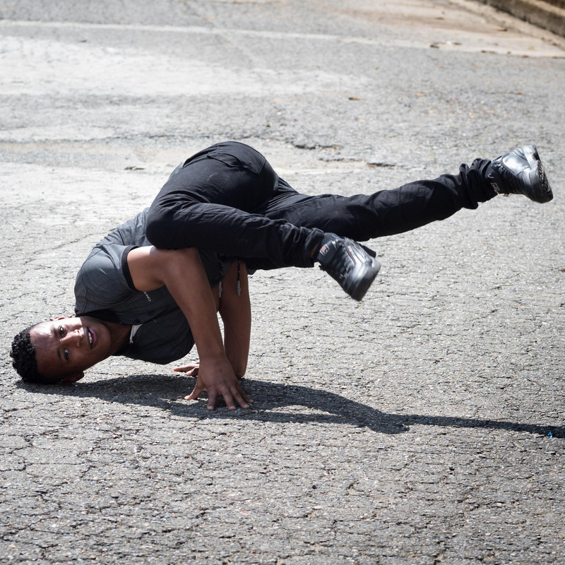 Junge macht einen Breakdance-Move