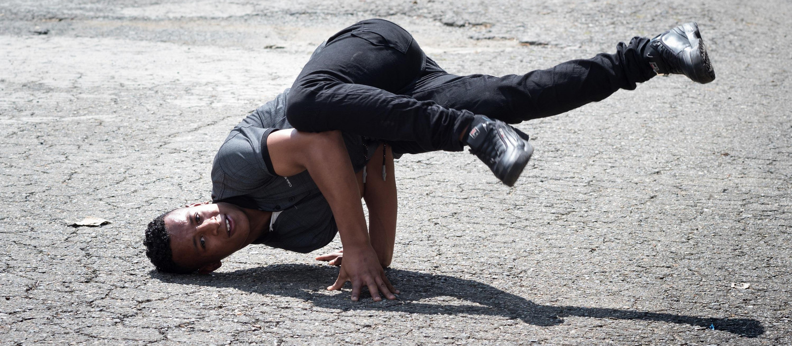 Junge macht einen Breakdance-Move