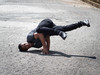 Junge macht einen Breakdance-Move