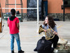 Musikerin mit kleinem Jungen