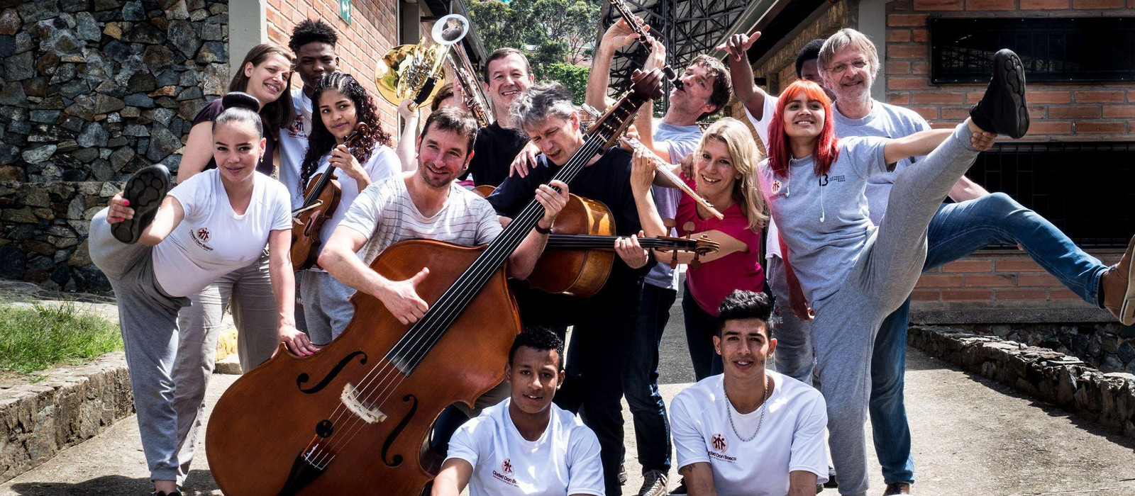 Musikerinnen und Musiker des Beethoven Orchester Bonn mit Jugendlichen des Projekts